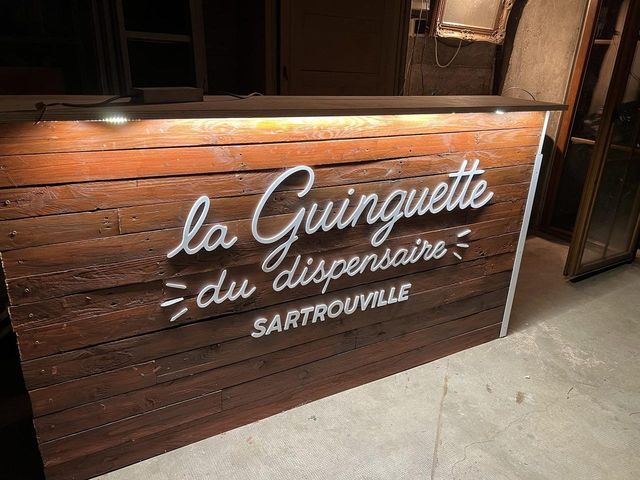 Le bar de la Guinguette du Dispensaire à Sartrouville, pour un événement en grande tablée