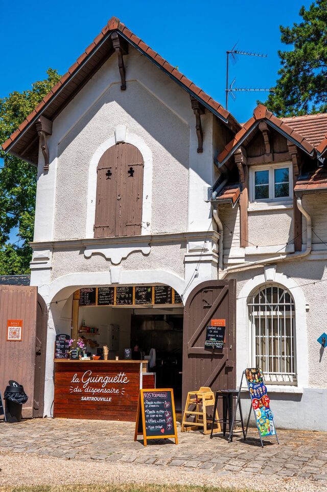 Terrasse de La Guinguette du Dispensaire à Sartrouville pour un afterwork entre collègues