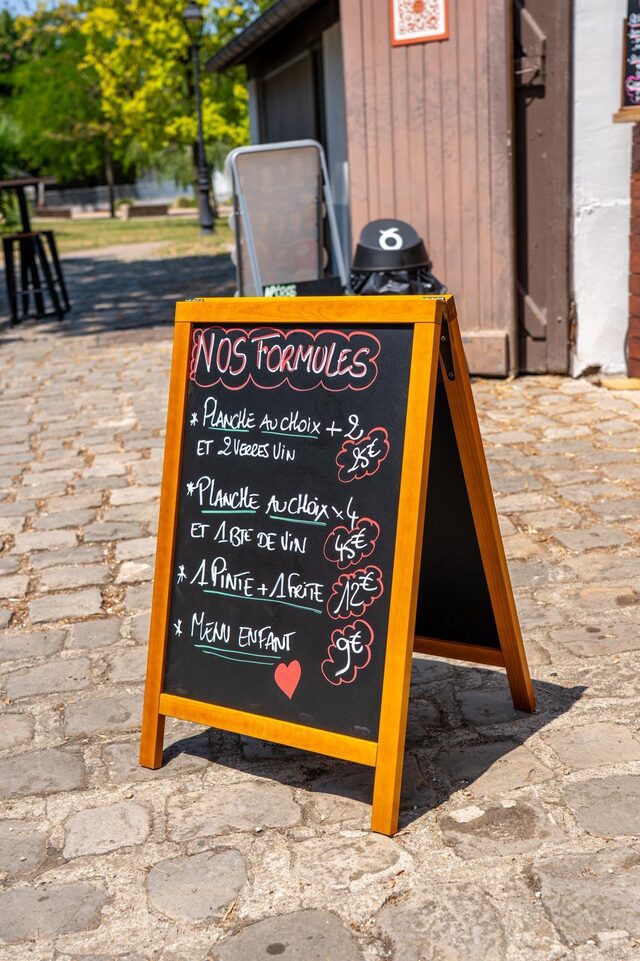 Tables de La Guinguette du Dispensaire à Sartrouville, point de rendez-vous afterwork dans la boucle de Seine