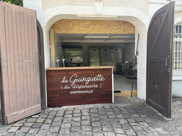 Terrasse ombragée de La Guinguette du Dispensaire au Parc du Dispensaire à Sartrouville, accessible en RER A